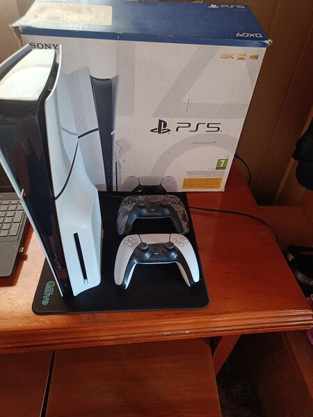 Sony PlayStation 5 cu 2 manete